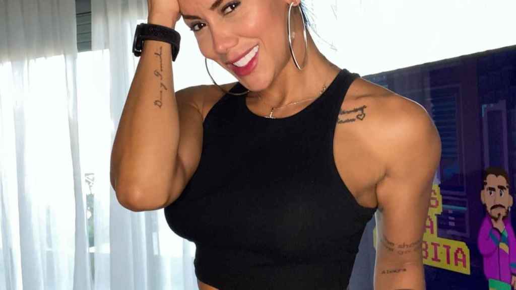 Sonia Isaza con un top farda de abdominales