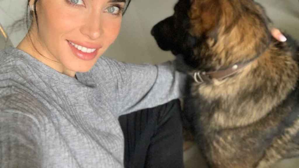 pilar rubio con su mascota