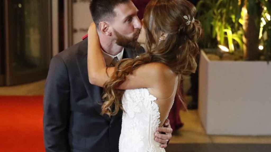 Antonella Roccuzzo y Messi se besan en el día de su boda  / EFE