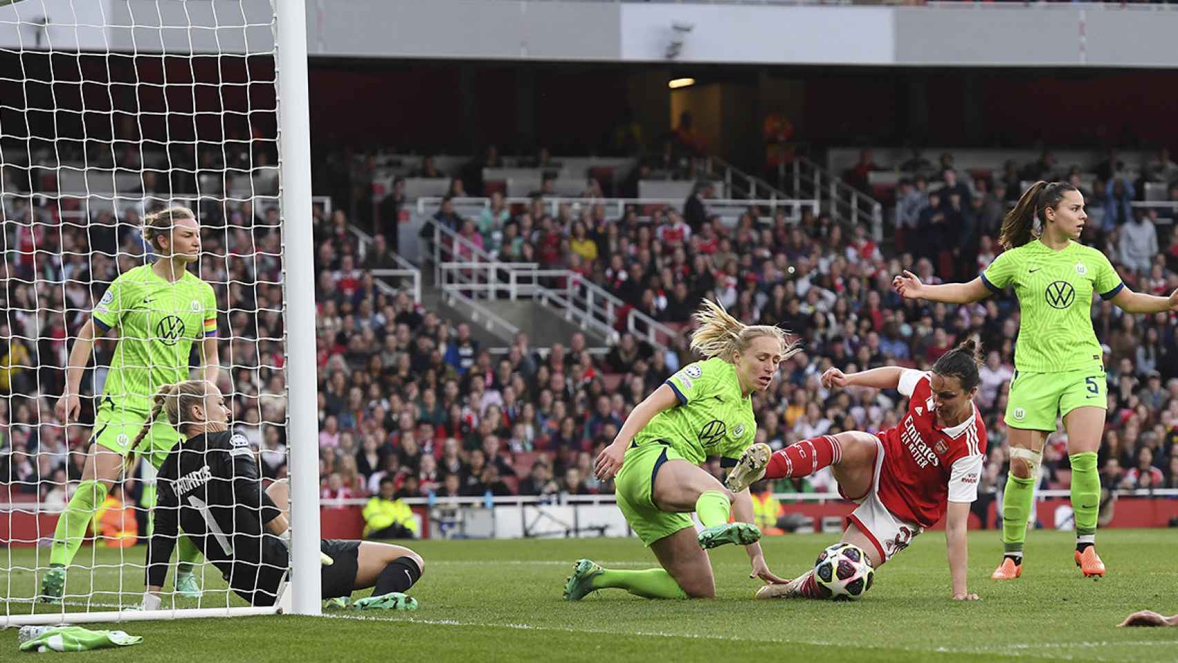 La disputa de balón entre Arsenal y Wolfsburgo, en las semifinales de Champions / EFE