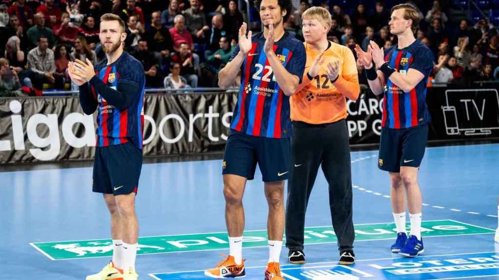 Los jugadores del Barça saludan a la afición tras ganar al Valladolid /  FCB