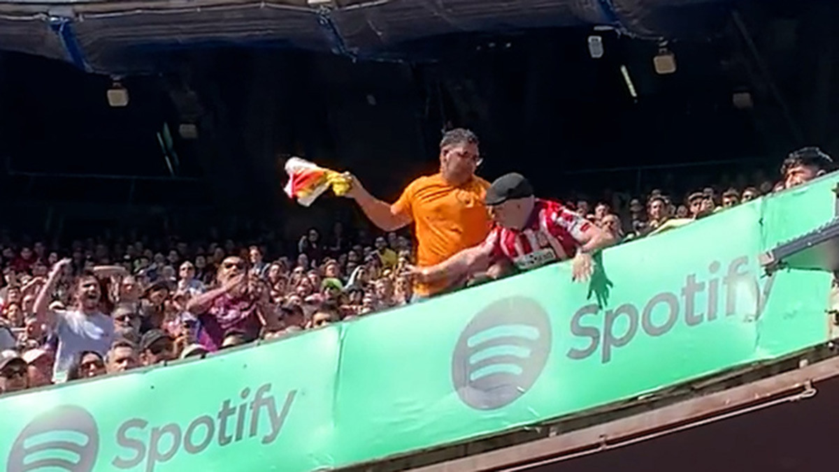 Un aficionado del Barça quita una bandera a uno del Atlético en el Camp Nou / REDES