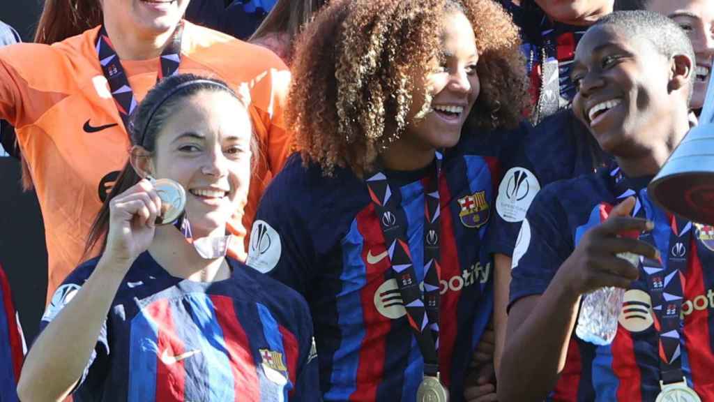 Aitana Bonmatí, Oshoala y otras jugadoras del Barça Femenino, con las medallas de la Supercopa de España / REDES