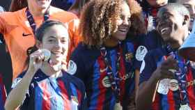 Aitana Bonmatí, Oshoala y otras jugadoras del Barça Femenino, con las medallas de la Supercopa de España / REDES