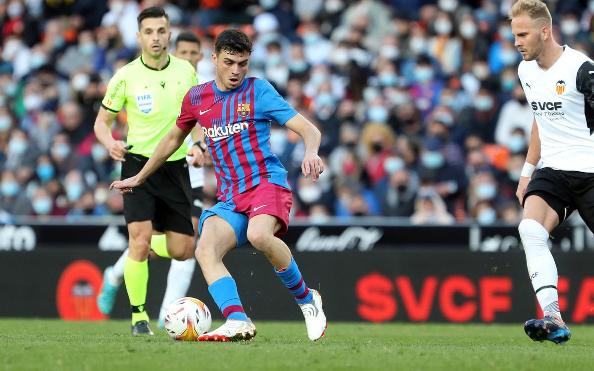 Pedri controla el balón en el Valencia-Barça de Mestalla / FCB