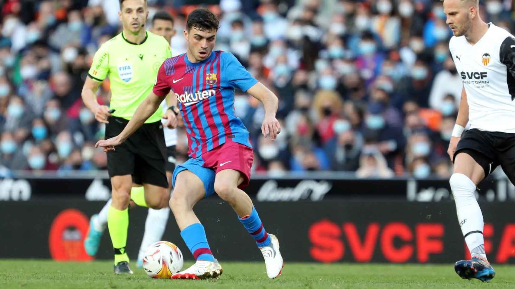 Pedri controla el balón en el Valencia-Barça de Mestalla / FCB