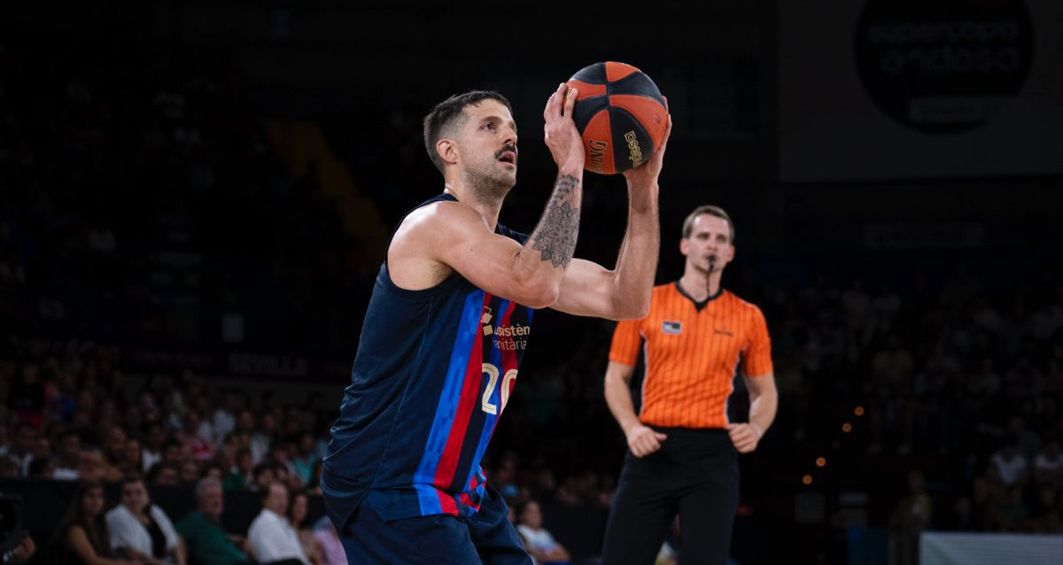 Nicolás Laprovíttola, líder del Barça, en una jugada contra el Joventut / FCB