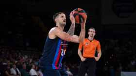 Nicolás Laprovíttola, líder del Barça, en una jugada contra el Joventut / FCB