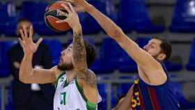 Mirotic defiende a Lauvergne / EFE