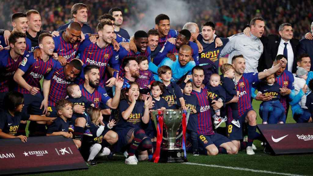 Los jugadores del Barça celebran el título de Liga | EFE