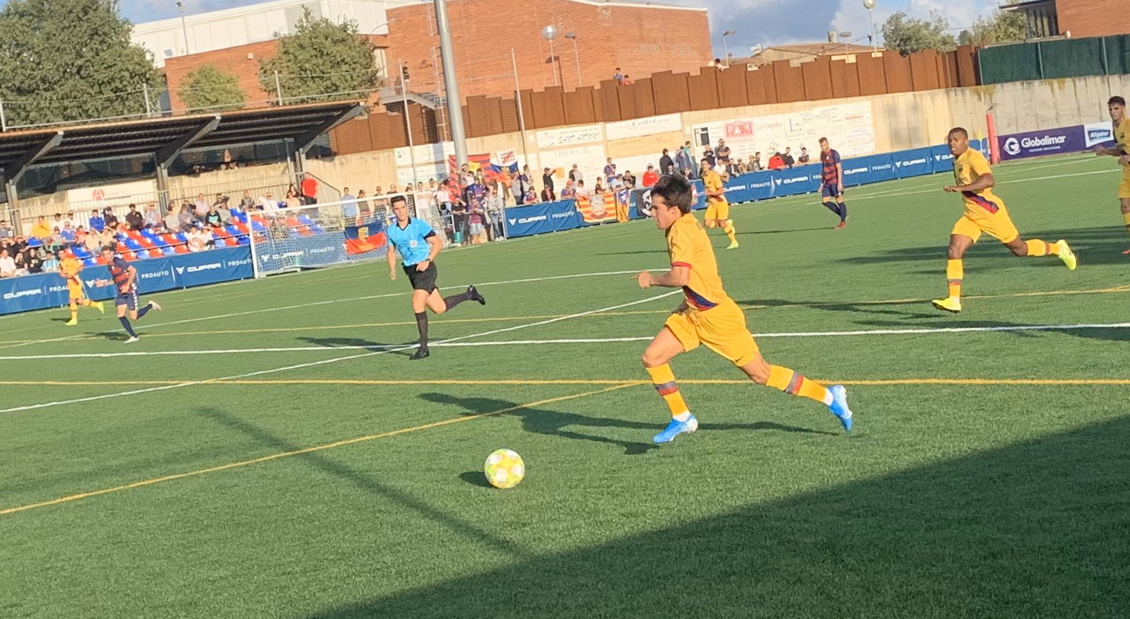 Riqui Puig jugando con el Barça B en el campo del Llagostera / FC Barcelona