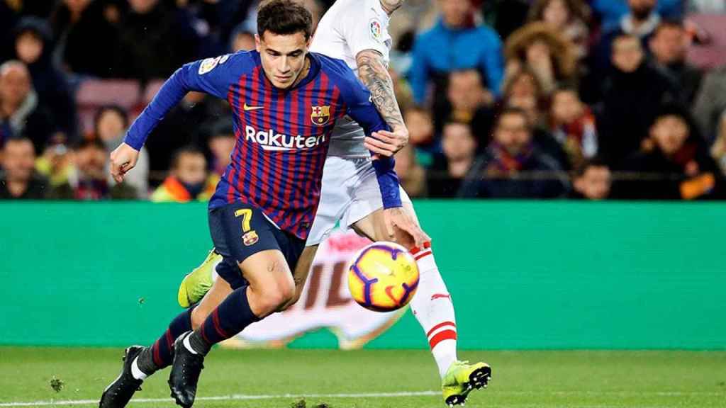 Philippe Coutinho lucha un balón en el partido contra el Eibar / EFE