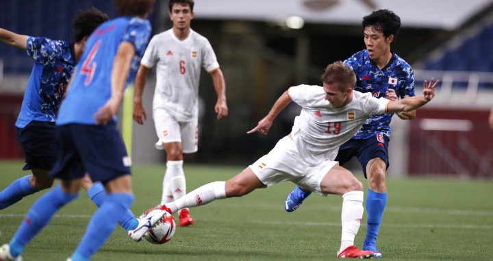 Dani Olmo, en una acción ante Japón en los JJOO de Tokio / @SeFutbol