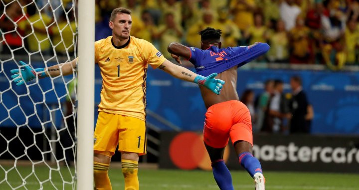 Zapata celebrando el segundo gol de Colombia en la cara de Armani / EFE