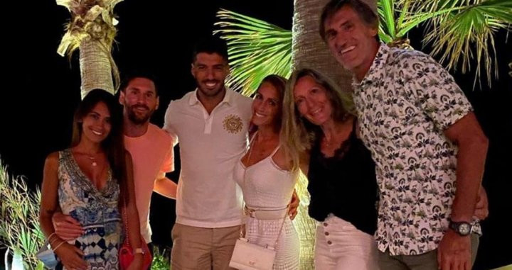 Messi, Luis Suárez y Pepe Costa con sus parejas en una imagen de archivo / INSTAGRAM