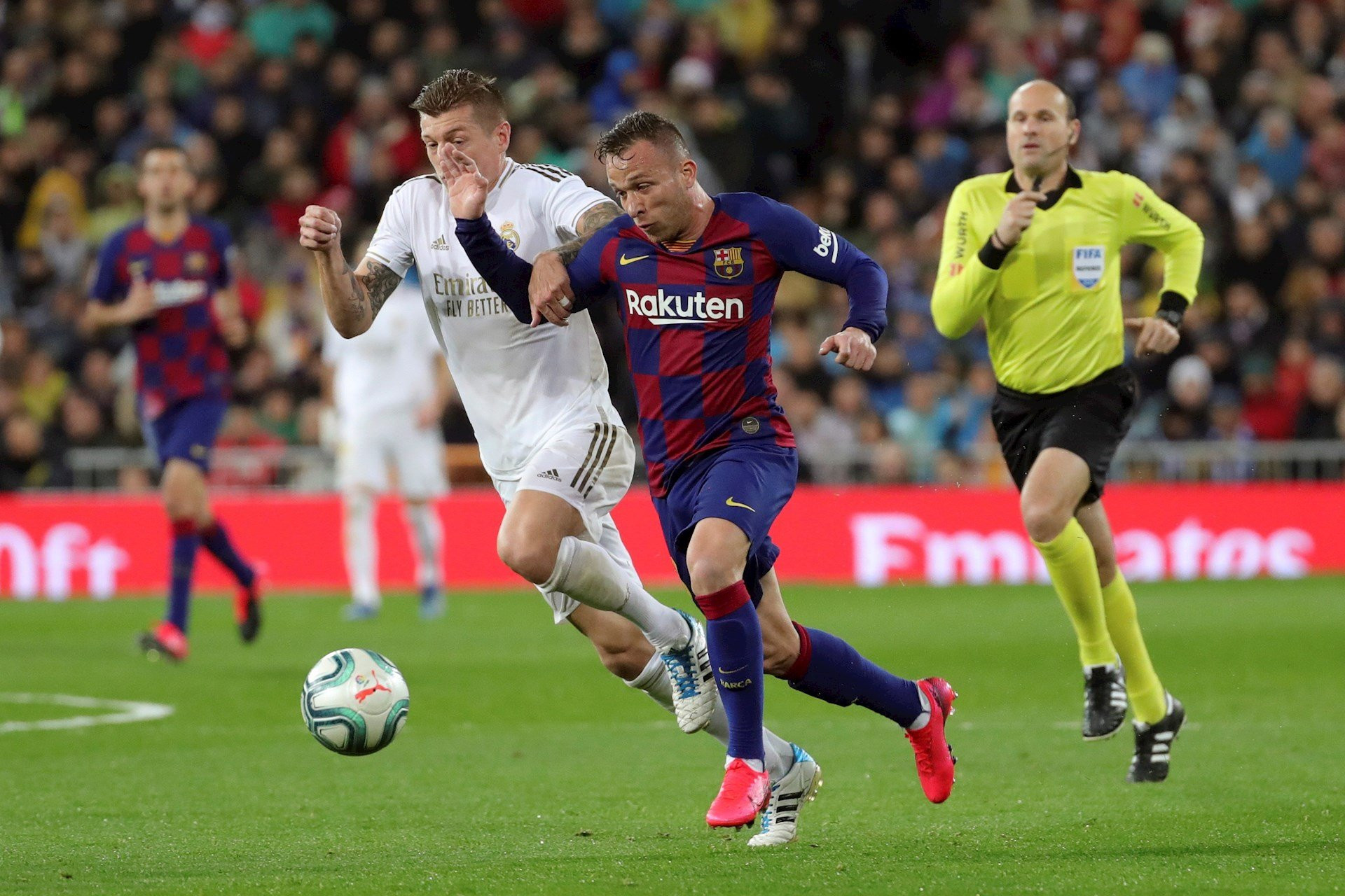 Arthur en una pugna (sin riesgo de calambres) con Toni Kroos en el Madrid-Barça / EFE