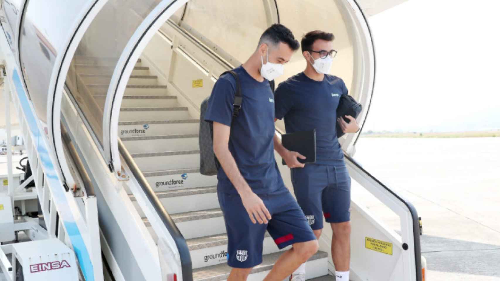 Sergio Busquets, capitán del Barça, baja del avión en Bilbao / FCB