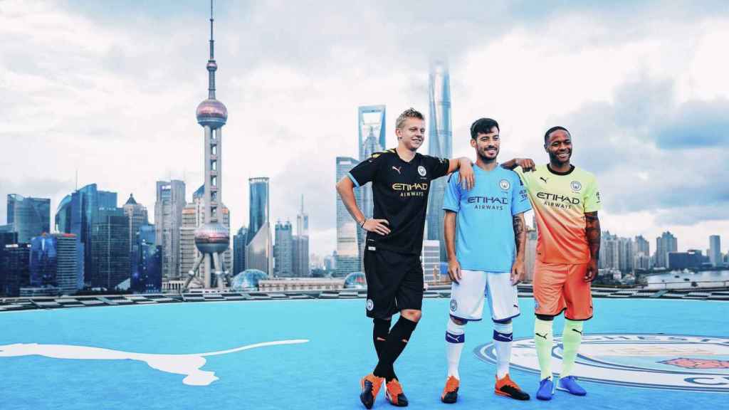 Silva, Sterling y Zinchenko en una acto promocional en Shanghai / Manchester City