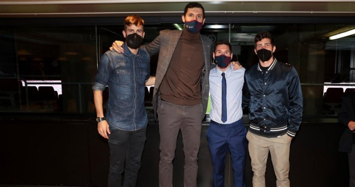 Messi, Piqué y Sergi Roberto con Mirotic en la toma de posesión de Joan Laporta / FCB