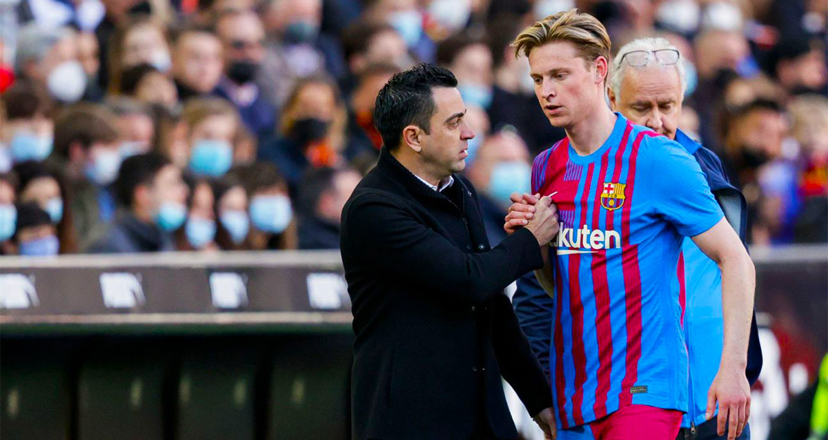 Xavi Hernández felicita a Frenkie de Jong en un partido del Barça / AGENCIAS