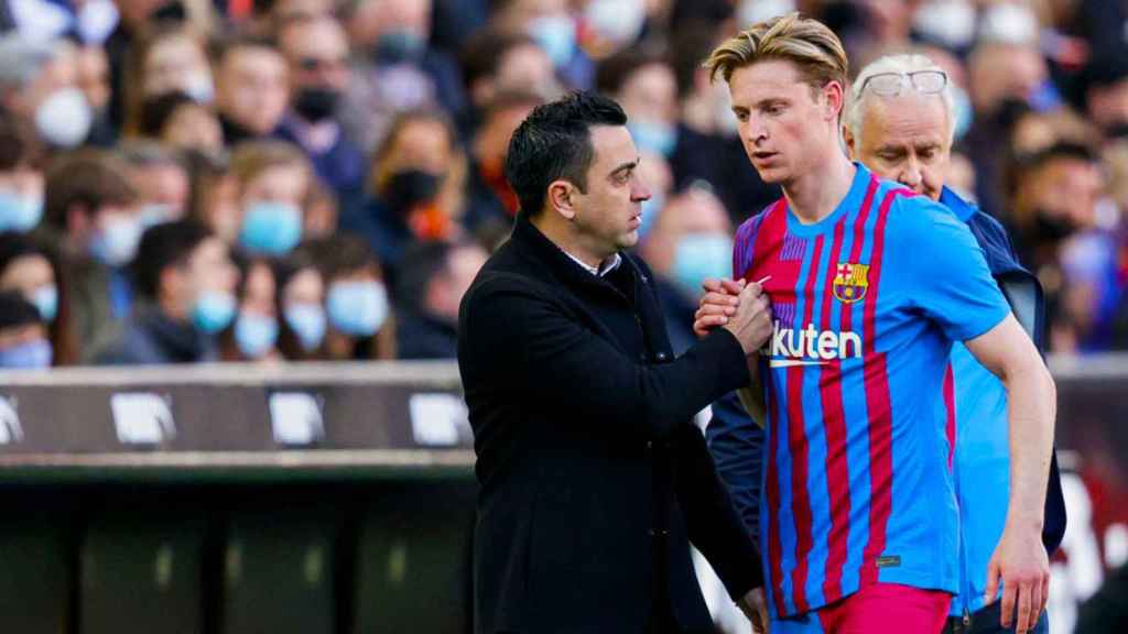 Xavi Hernández felicita a Frenkie de Jong en un partido del Barça / AGENCIAS