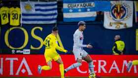 Araujo, en una acción del partido entre el Villarreal y el Barça / FCB