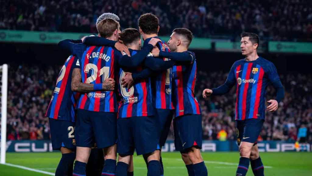 El abrazo de los jugadores del Barça, tras anotar un contra el Sevilla / FCB