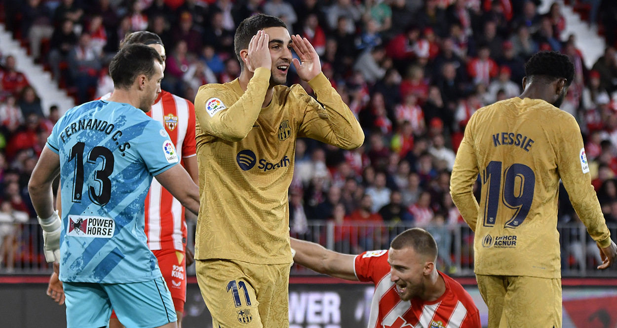 Ferran Torres se lamenta de una ocasión de gol fallada contra el Almería / EFE