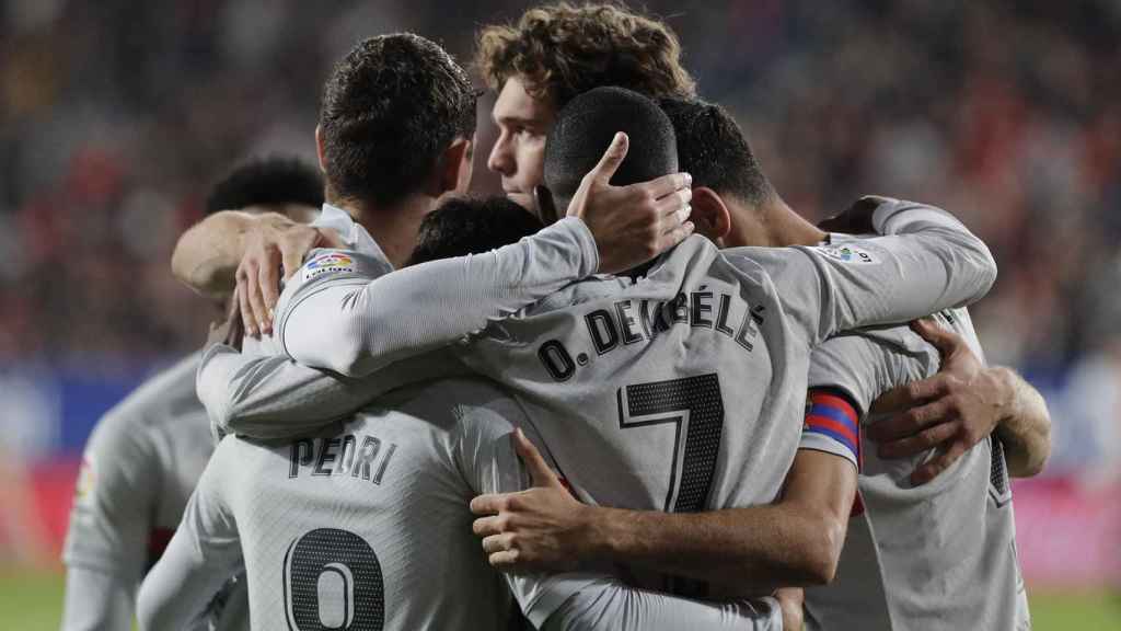 Los jugadores del Barça celebran el gol de Pedri ante Osasuna / EFE