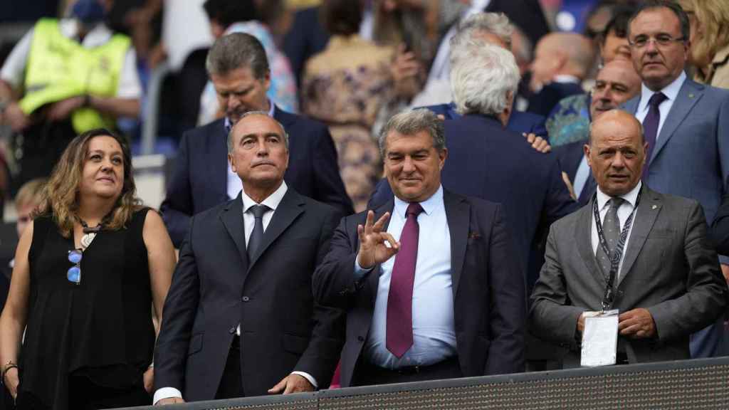 Joan Laporta, Rafa Yuste y Elena Fort, junto al presidente del Elche / EFE