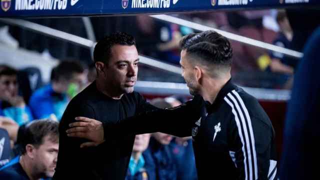 Xavi saluda al entrenador del Celta antes del partido / FCB