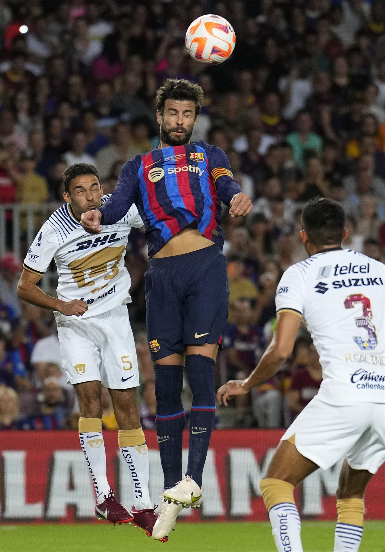 Piqué cabecea el balón en el Gamper / EFE