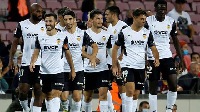 Los jugadores del Valencia, celebrando un gol en el Camp Nou / EFE