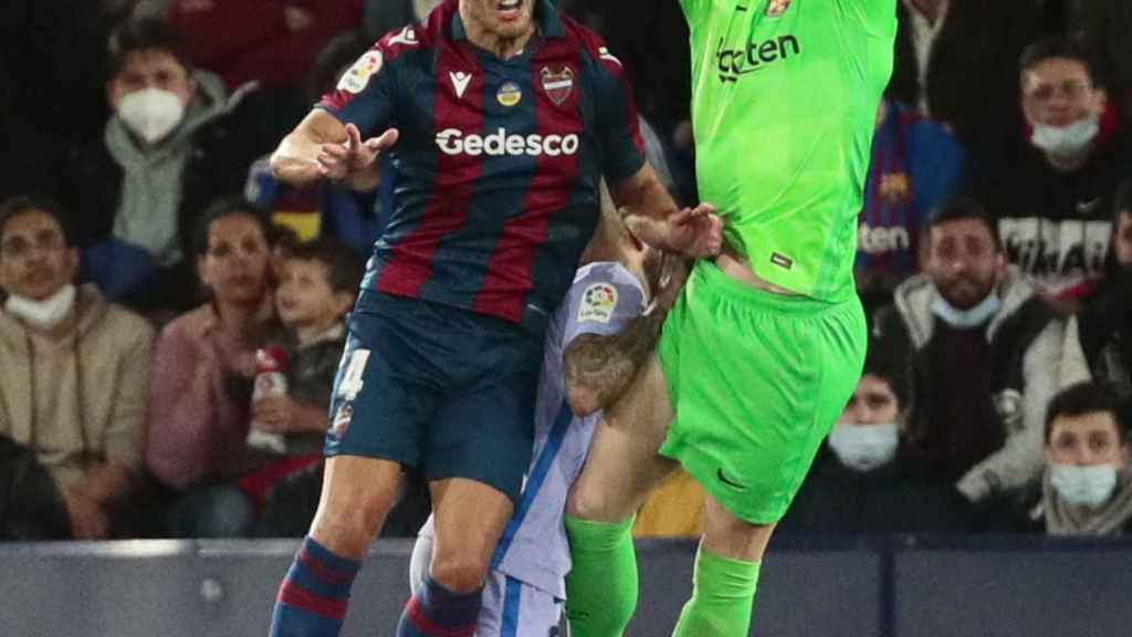 Ter Stegen, atajando un balón aéreo contra el Levante / EFE