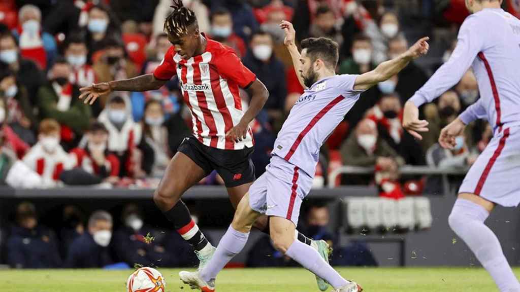 Jordi Alba, en una disputa por el balón contra Nico Williams