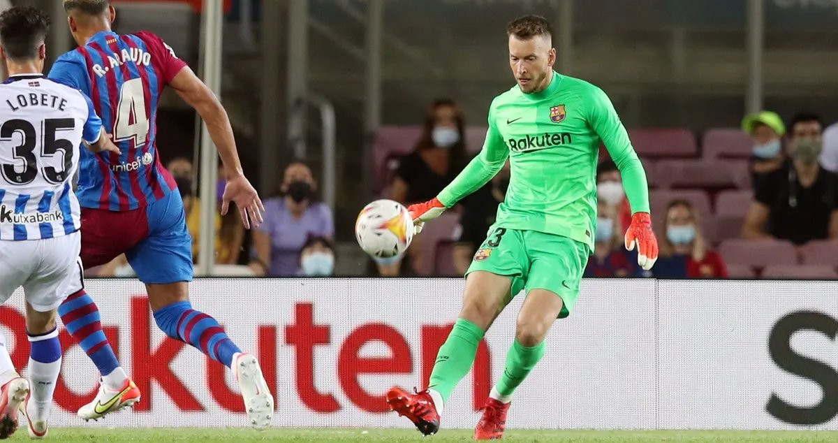 Neto, en una acción contra la Real Sociedad, en el primer partido de Liga / FCB