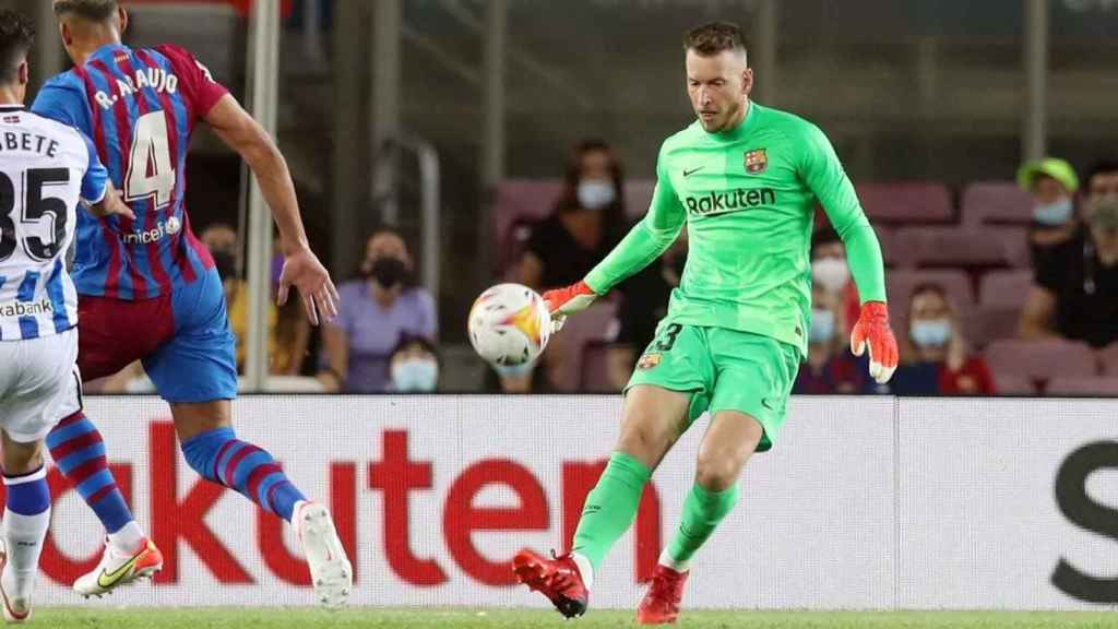 Neto, en una acción contra la Real Sociedad, en el primer partido de Liga / FCB