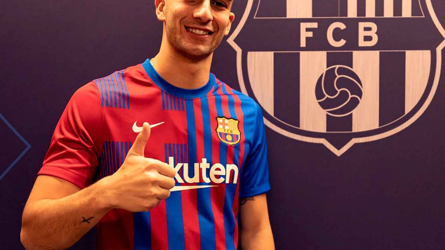 Ferran Torres posa en las instalaciones del club tras fichar por el Barça / EFE