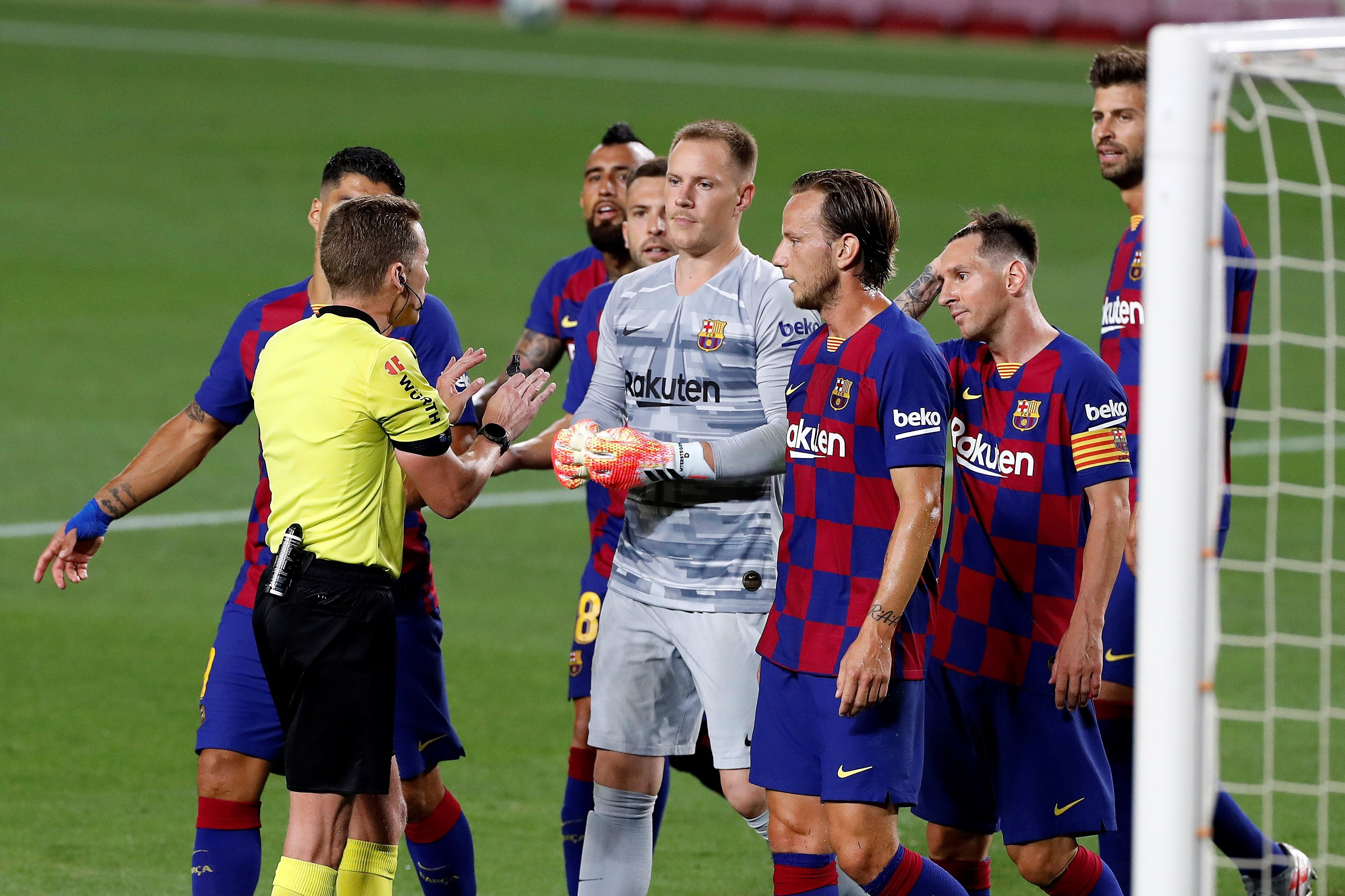 Los jugadores del Barça reclamando una acción a Hernández Hernández / EFE