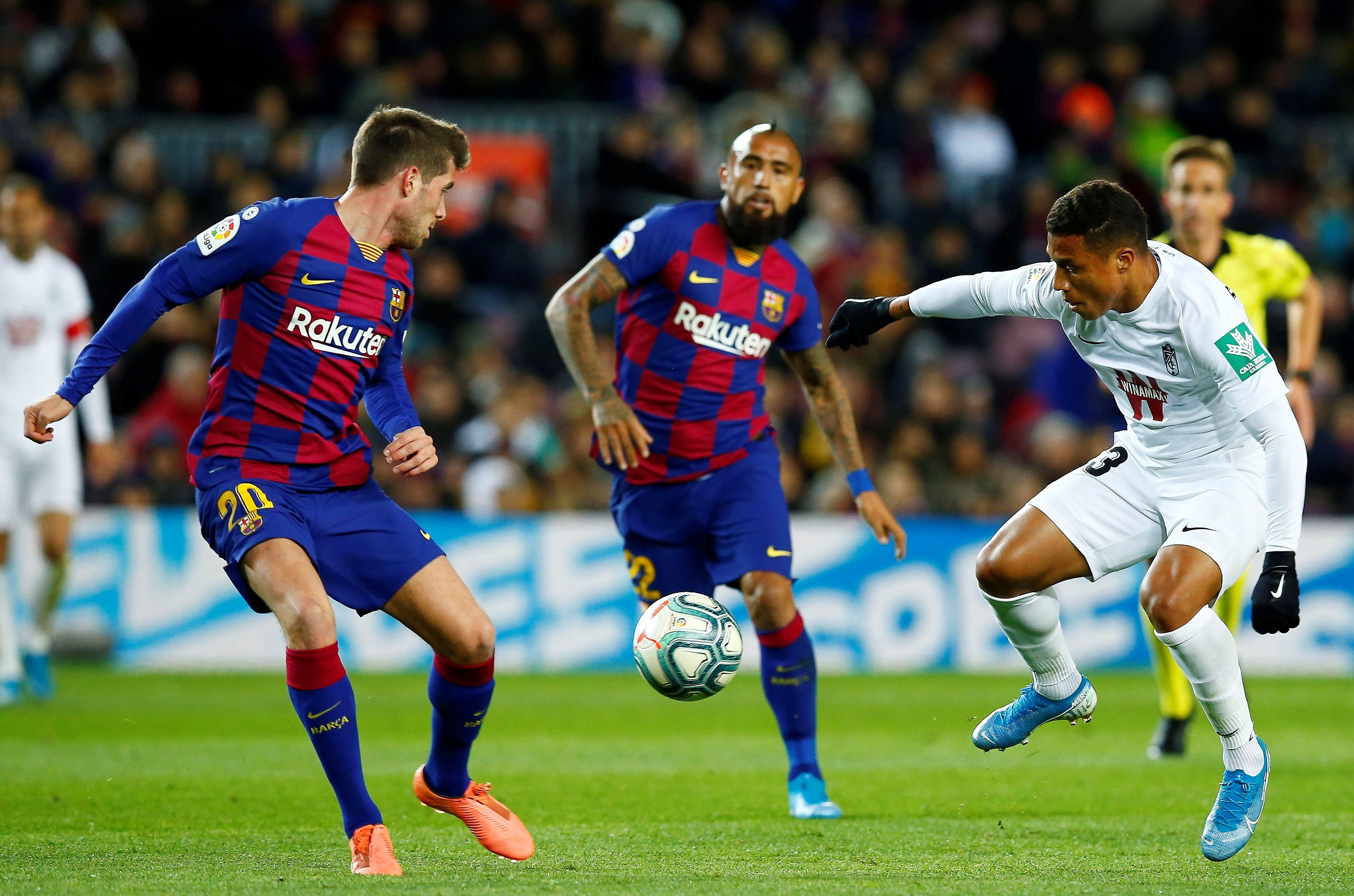 Sergi Roberto en una acción contra el Granada / EFE