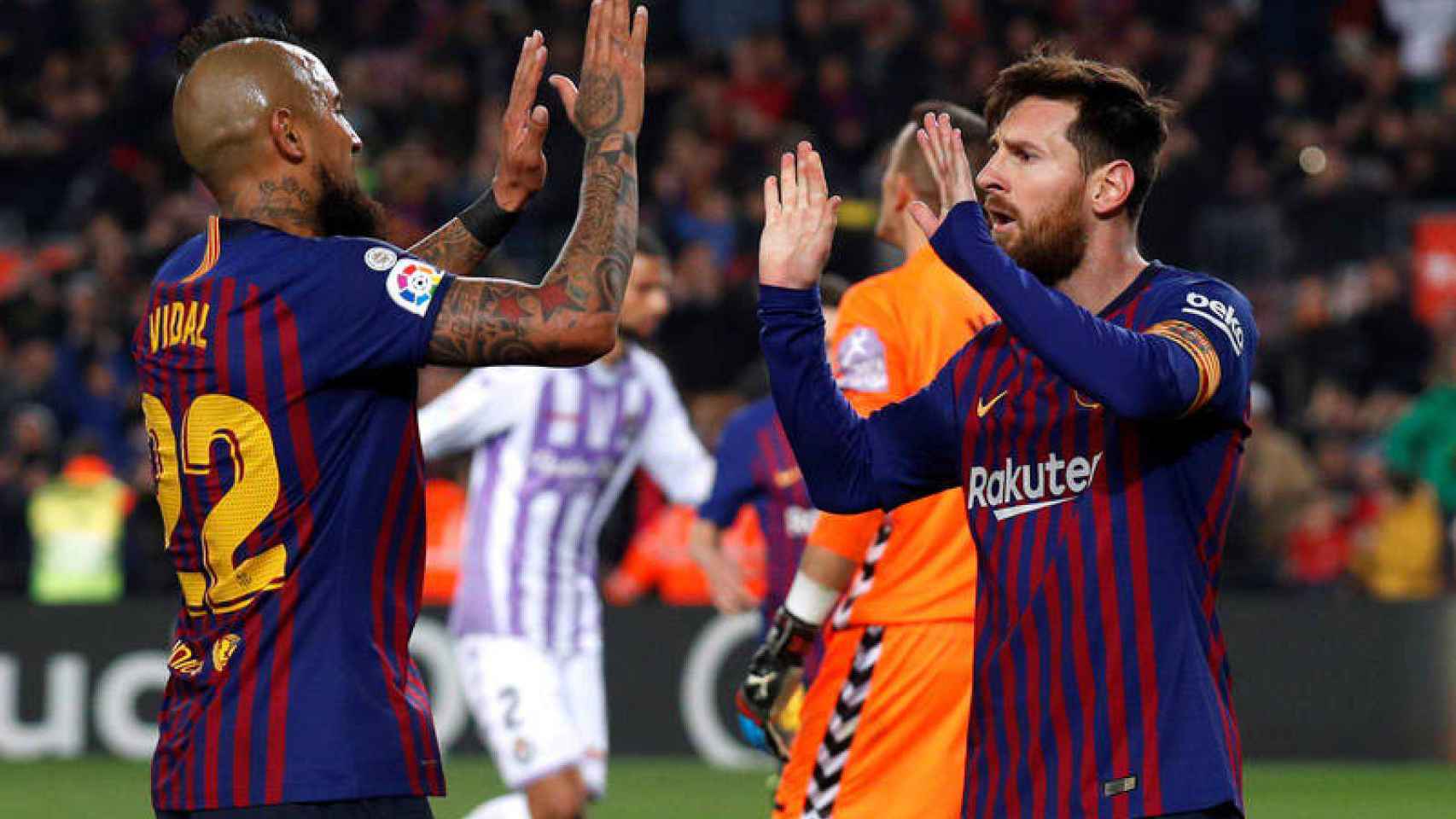 Arturo Vidal y Leo Messi celebrando un gol contra el Valladolid / EFE