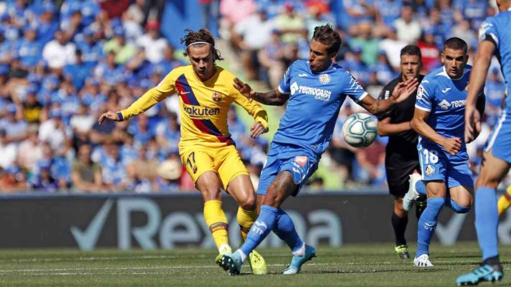 Antoine Griezmann luchando un balón en el Barça - Getafe / FC Barcelona