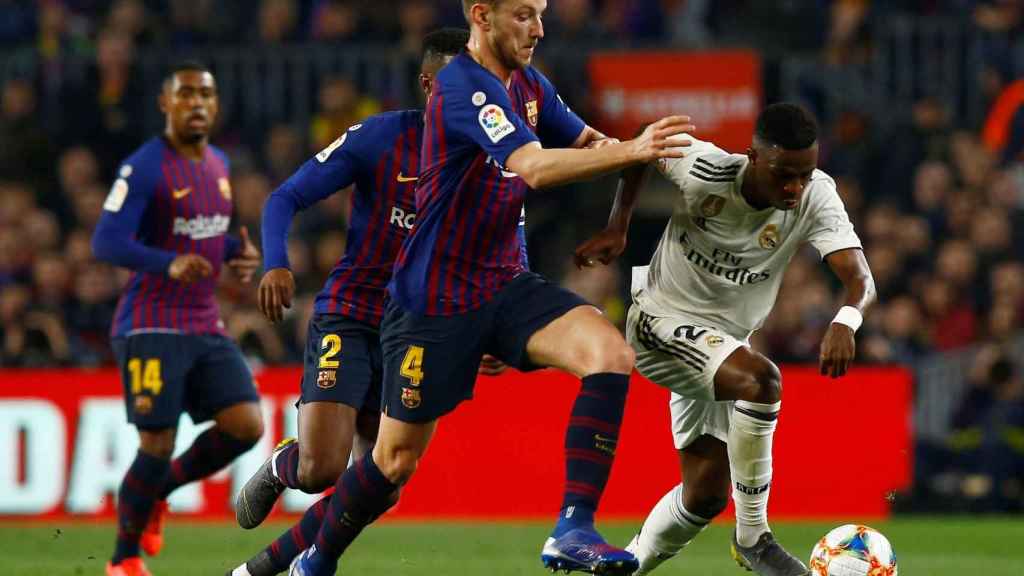 Rakitic pugna un balón con Vinicius Júnior en el último Barça-Madrid / EFE