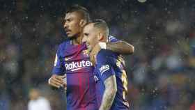 Una foto de archivo de Paulinho y Paco Alcácer en el Barça / EFE