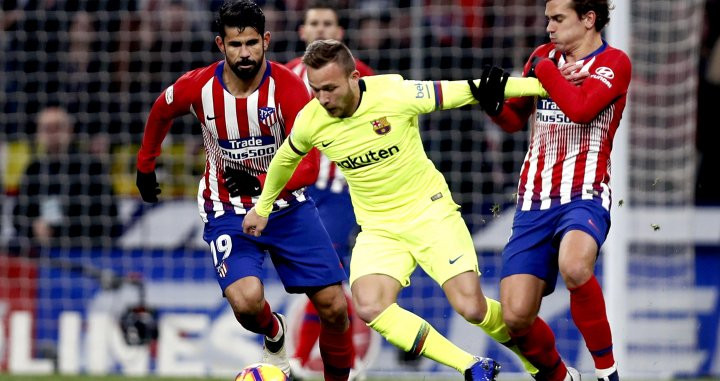 Una foto de archivo de Arthur en una disputa con Griezmann y Diego Costa / EFE