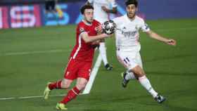 Andrew Robertson con Marco Asensio en un Real Madrid-Liverpool de Champions / EFE