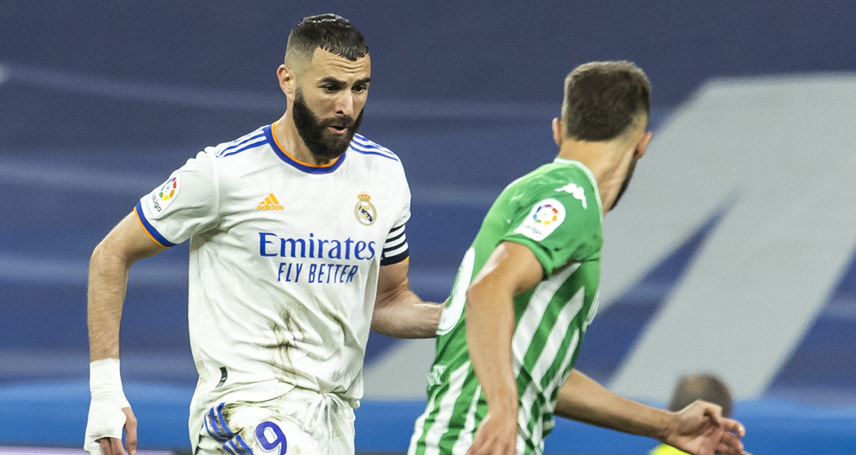 Karim Benzema, encarando a un defensa del Real Betis, en el último partido de la Liga 2021-22 / EFE