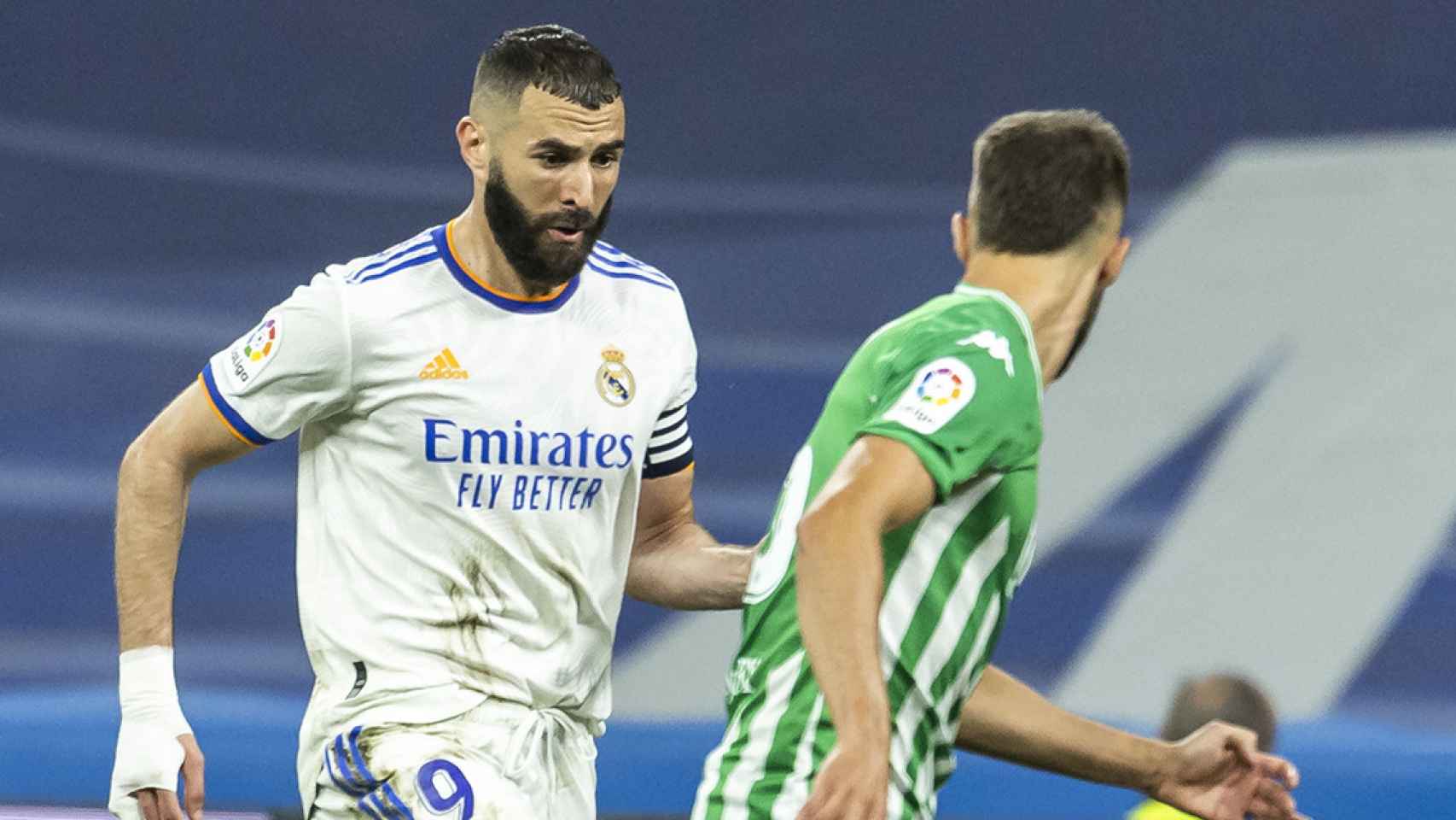 Karim Benzema, encarando a un defensa del Real Betis, en el último partido de la Liga 2021-22 / EFE