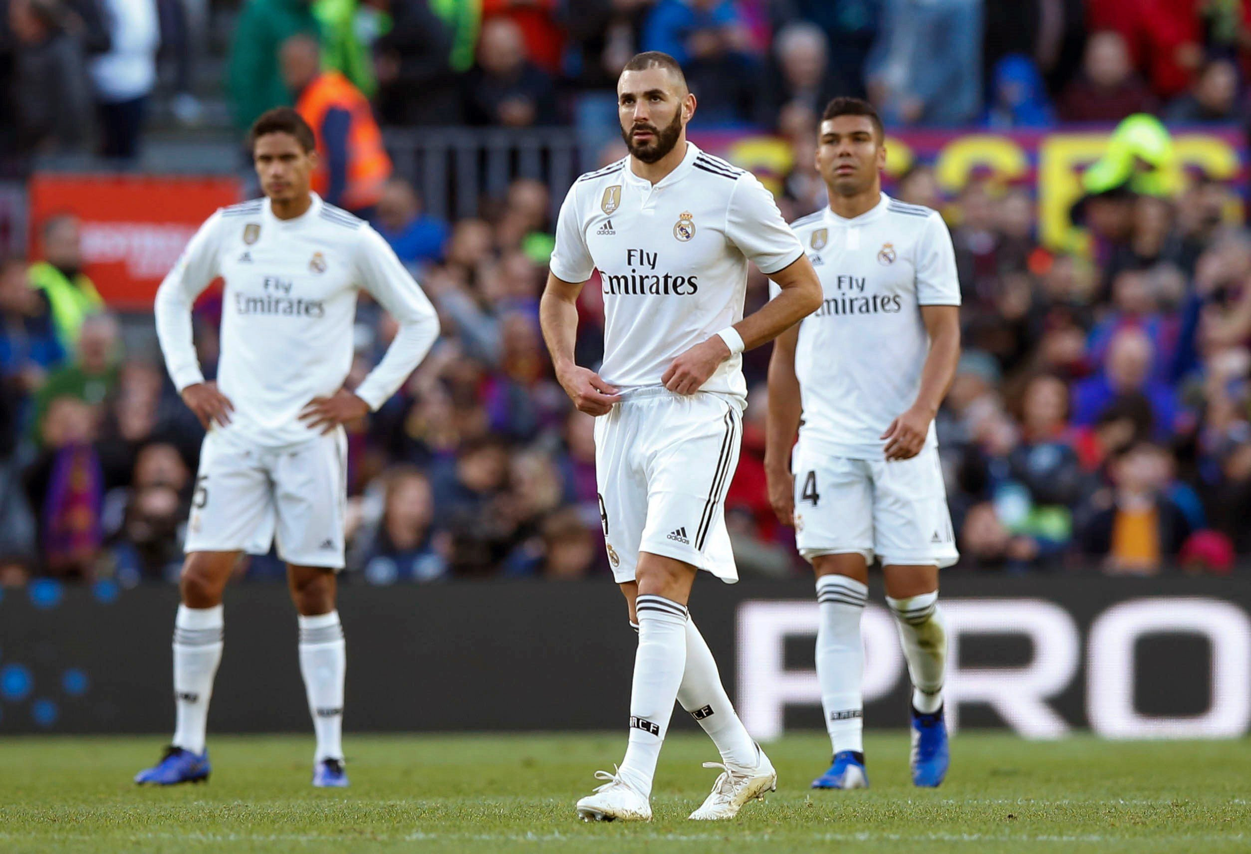 Los jugadores del Real Madrid lamentan un gol en contra / EFE