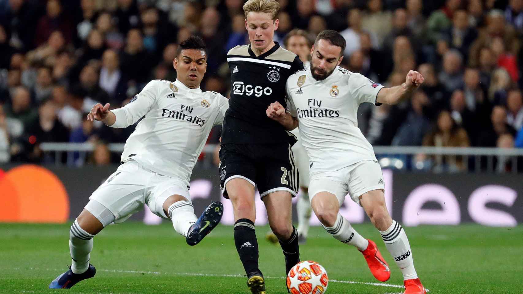 Casemiro, De Jong y Carvajal en una acción del partido / EFE